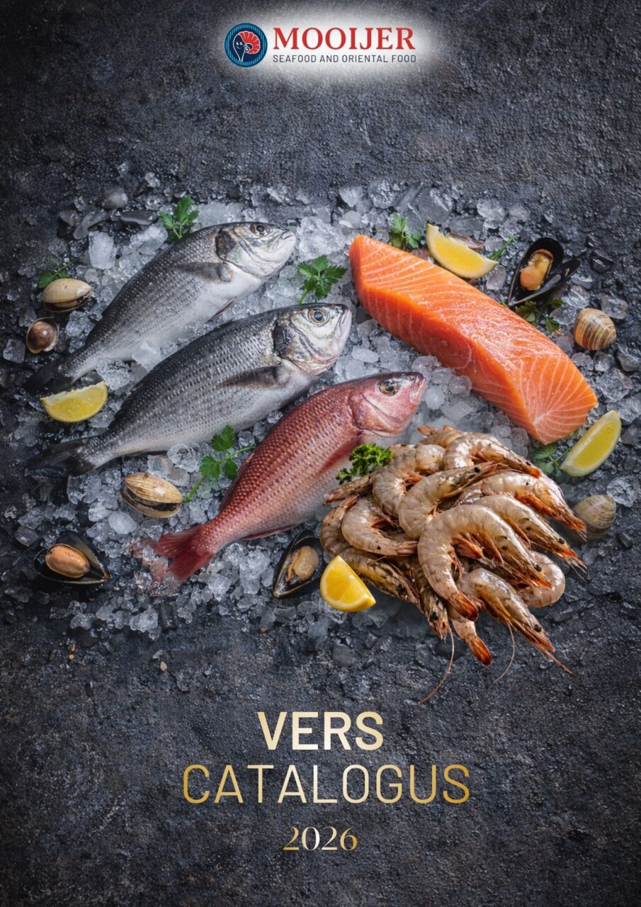Vers catalogus van mooijer met verse zeebaars, verse dorade, verse roodbaars, verse garnalen met kop en schil en verse zalmfilet. gekoeld op ijs.