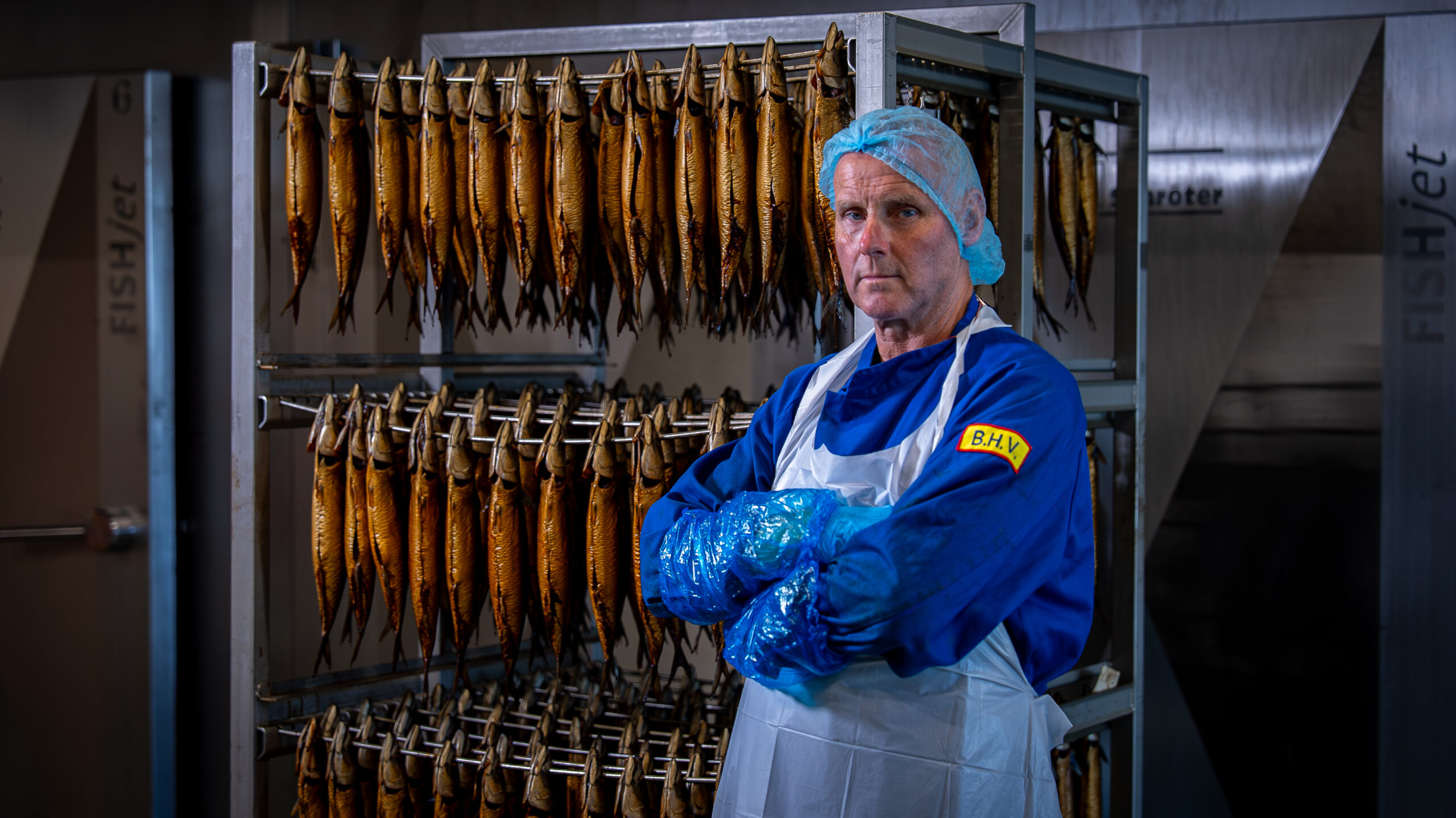 medewerker van mooijer die bekendstaat als rookmeester jaap. jaap rookt 7 dagen per week alle vis via een eigen receptuur.