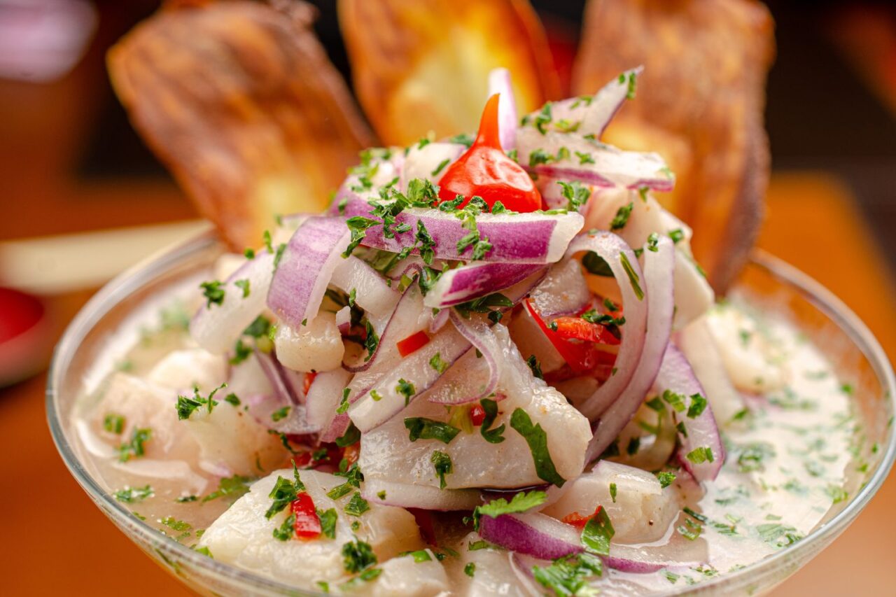 Ceviche van witvis met rode ui