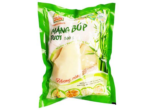 Vorgekochter Bup-Bamboo im Wasser „Mang Cu Bup Tuo